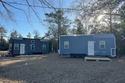 Image de Unique tiny home experience in a park with several!