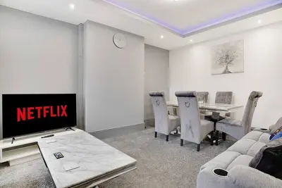 Image de Exquisite 3-Bedroom, Newly Renovated, Sleeps 6