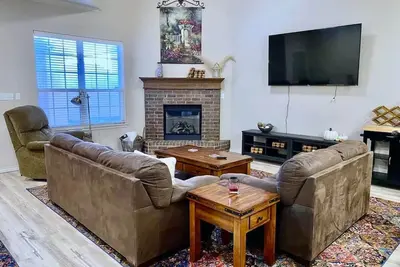 Image de Overton Opulence - 3br 3ba - Close to Tech