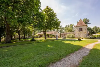 Image de Domaine de 3 gîtes - 18 pers- forêt privée, piscine, ping-pong -à 30 min d'Agen