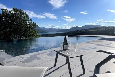 Appartement moderne vue lac