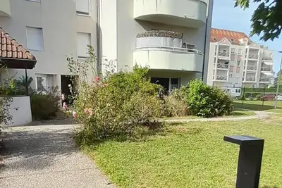 Image de T2 rez de jardin spacieux ensoleillé très calme proche de toutes commodités.