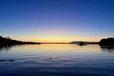 Image de Right On The Water Just 4 Minutes Across By Our Boat From Downtown Tofino!