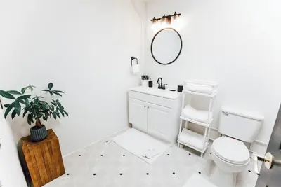 Image de Entire 2nd Floor Loft Located Downtown Ann Arbor Near UofM Stadium.
