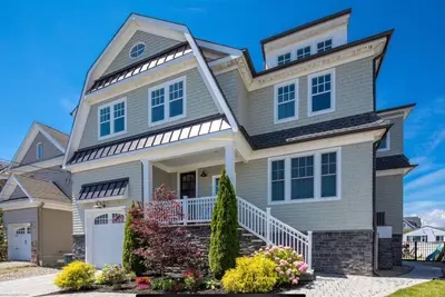 Image de Gorgeous Lagoon Front home in Point Pleasant Boro with pool.