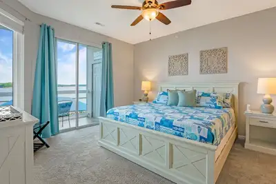 Image de Believe the 275+ 5 star reviews! Main waterfront & boat slip, Ice cream machine.