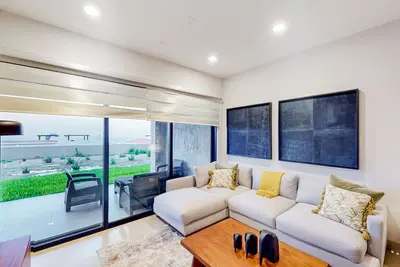 Image de Modern apartment with. ocean view, pool, patio, tennis, & gym