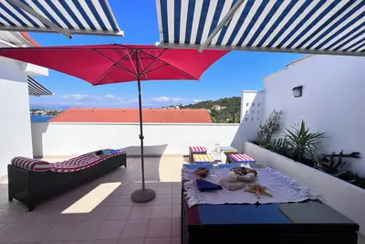 Image de Penthouse with large terrace 50 m from the beach: an oasis of peace and beauty.