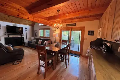 Image de Hideout, 2 King Beds, 3 bunk beds, Linens, walk to Ski Hill, Beach and Pool! Creek!