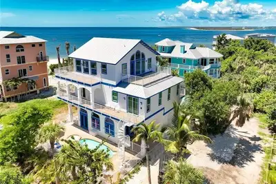 Image de New Listing! Beach Paradise: Beachfront, Sleeps 10, 2 Carts, Pool, Games, & Fun