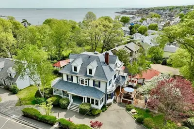 Image de Classic New England: Big Family Home; Spas|Garden|FirePit; walk to beach, shops.