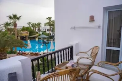 Image de Luxury apartment with pool view