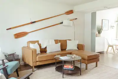 Image de Beautiful & Bright Townhome