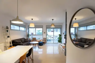 Image de Mamad + Entire Modern 2 Br by Dizengoff Square, w/Parking