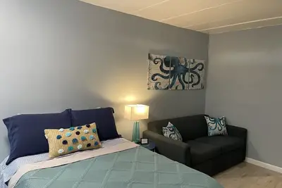 Image de Enjoy a stay at The Kraken! One block from the beach!