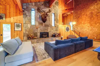 Image de 5 Mi to Donner Lake: Cabin w/ Deck + Pool Access!