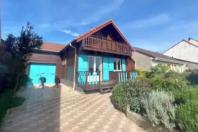 Image de Chalet tout en bois, unique et tranquille à deux pas de la mer!