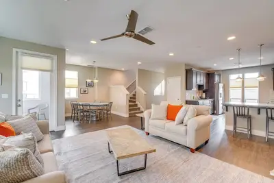 Image de Ideally Located Sacramento Townhome w/ 2 Balconies