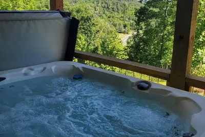 Image de Close to it all! Hot Tub! Dog friendly, Views! Casino, Wcu, Hiking, & Tubing