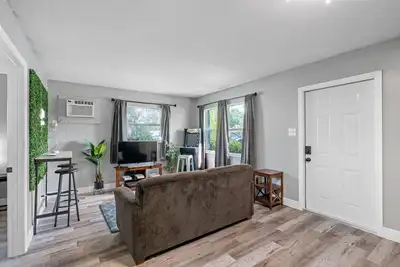Image de All Eyes On Me - Prime South Tampa Location