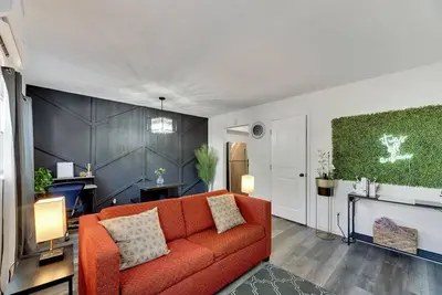 Image de South Tampa Serenity|Modern Living