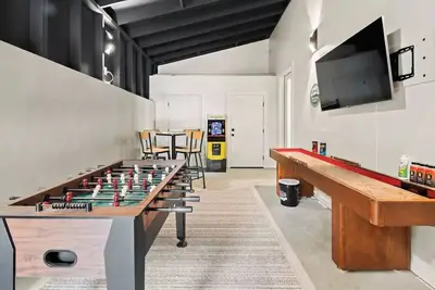 Image de Brand New! Upscale home with 4 bedrooms, firepit, hot tub and game room