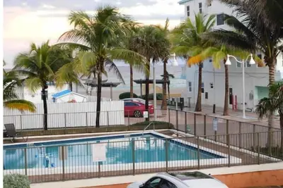 Image de Condo w/ free parking steps from Hollywood Beach