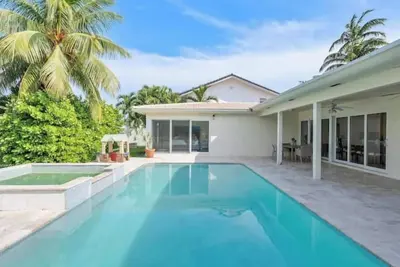 Image de Miami oasis with pool and dock