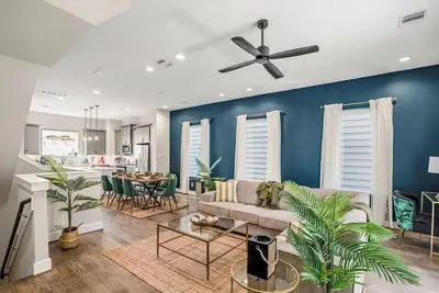 Image de Modern 3-Story|Sleeps 10 |2KingBedSuite| 3 Bedroom