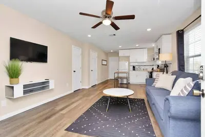 Image de Charming+Cozy King Suite | Near Dwntwn| Pets