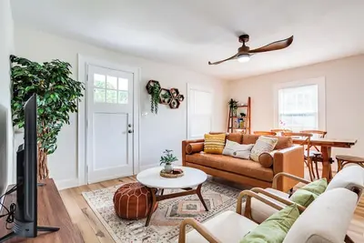 Image de Spacious bungalow next to downhill biking at Baker Creek with grill & fire pit