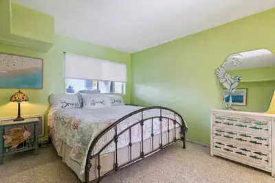 Image de Beachfront Paradise in downtown Cocoa Beach! Enjoy our Beachy Retro Glam Condo!