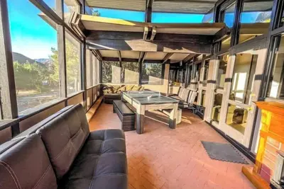 Image de Mid Century Home on 5 Gated Acres by Oak Creek