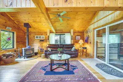 Image de Pet-Friendly Jamestown Cabin w/ Fire Pit and Deck!