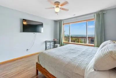 Gorgeous River View Spacious Modern Home. <br>