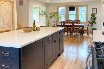 Image de Cozy rural retreat in fully updated, small-town farmhouse