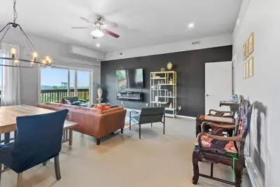 Image de A Gorgeous River View Modern Suit. <br>