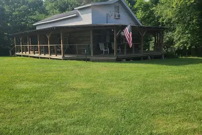 Image de The Cove Toka Cabin. . . 30 seconds from Patoka Lake. . . Sleeps 10