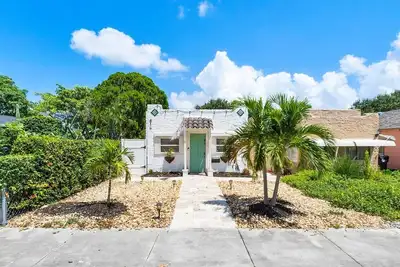 Image de Beautiful historical mission style cottage, very cozy.