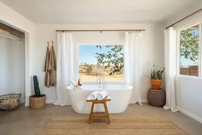 Image de Soaking Tub, Desert Escape, Remote, Hot Tub and Cowboy Pool