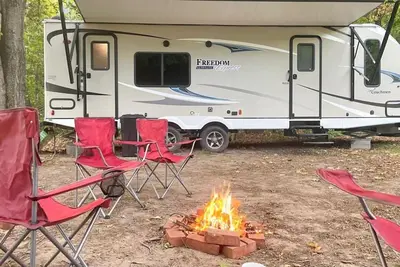Image de Enjoy 2019coach camper on beautiful Pokegama lake Relax and enjoying the nature!