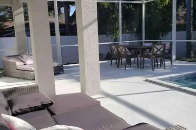 Image de Gorgeous home heated pool /spa near beach downtown
