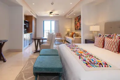 Image de Luxurious Spacious Studio sleeps up to 4 guests, with kitchen and living room!