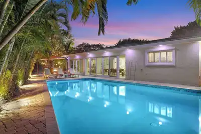 Image de 4 bedroom, 4 bath home with heated pool. Close walk to the private beach.