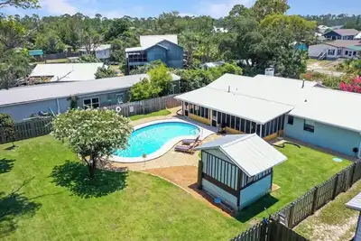 Image de Newly remodeled house with Huge Pool, only two blocks from beach; Pet Friendly!