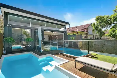 Image de 4 bedroom stylish house, pool, opposite park