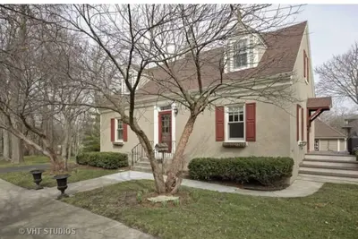 Image de Historic home steps from downtown St. Charles & Pet Friendly!