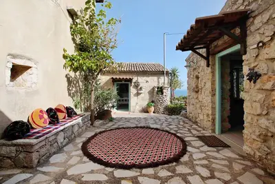 Image de Petite maison 'Sira Stonehouse Ll' avec vue sur mer, Wi-Fi et climatisation
