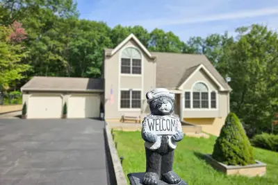 Image de Luxury getaway in vibrant woods, indoor Jacuzzi, outdoor Hot Tub, Pool.