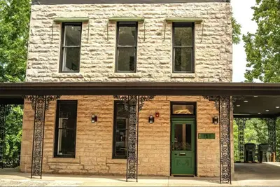 Image de Downtown+HotTub+Wifi+FreeParking @151 Spring Ste A